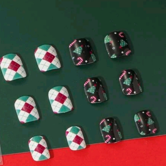 24 pc Xmas Nails - Picture 3 of 4